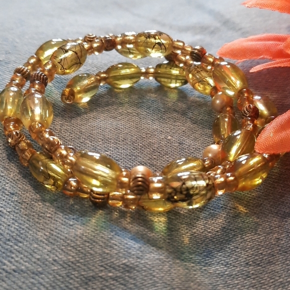 Jewelry - Light green / gold  beaded wrap bracelet